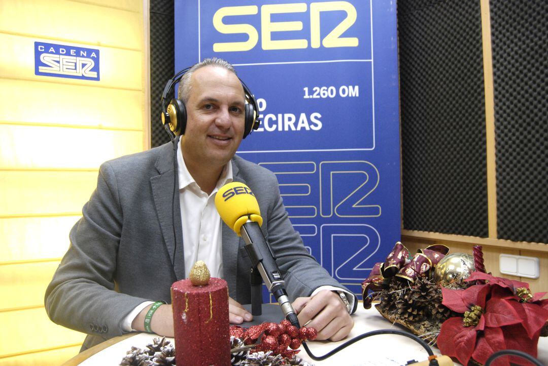 El alcalde de San Roque, Juan Carlos Ruiz Boix, en los estudios de Radio Algeciras.