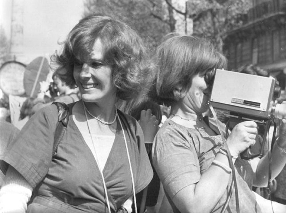 Micha Dell-Prane, Delphine Seyring y Loana Wieder empuñando una cámara durante una manifestación en 1976