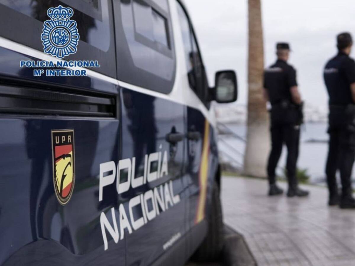 Auxiliado un hombre desorientado que salió al alfeizar de una 12ª planta en Navia
