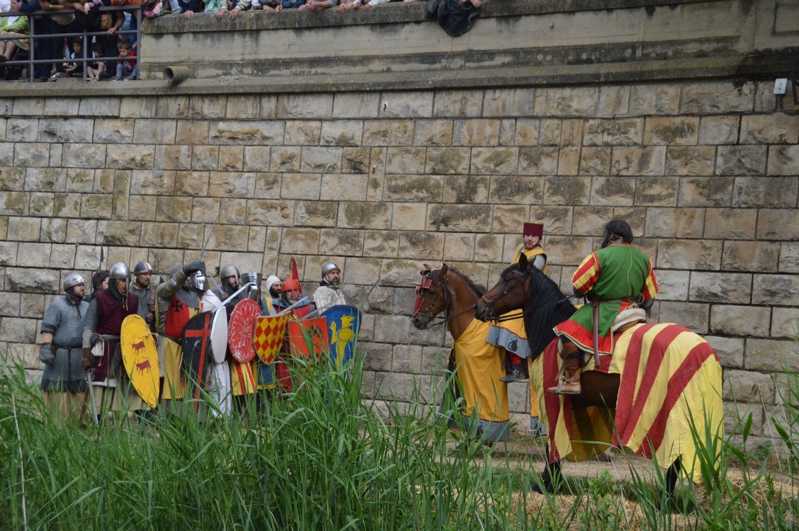 Foto de archivo de una exhibición de caballería con combates.