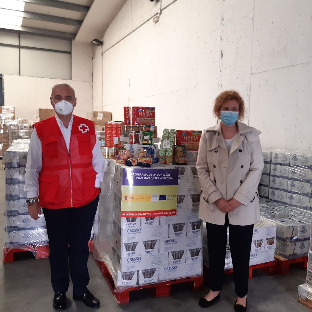 La subdelegada del Gobierno, Lirio Martín, en la sede de Cruz Roja .