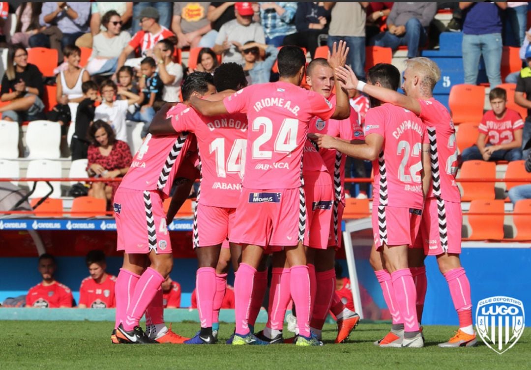 O equipo celebra o gol de Pita