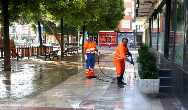 Unos operarios limpian en el centro de Alcobendas