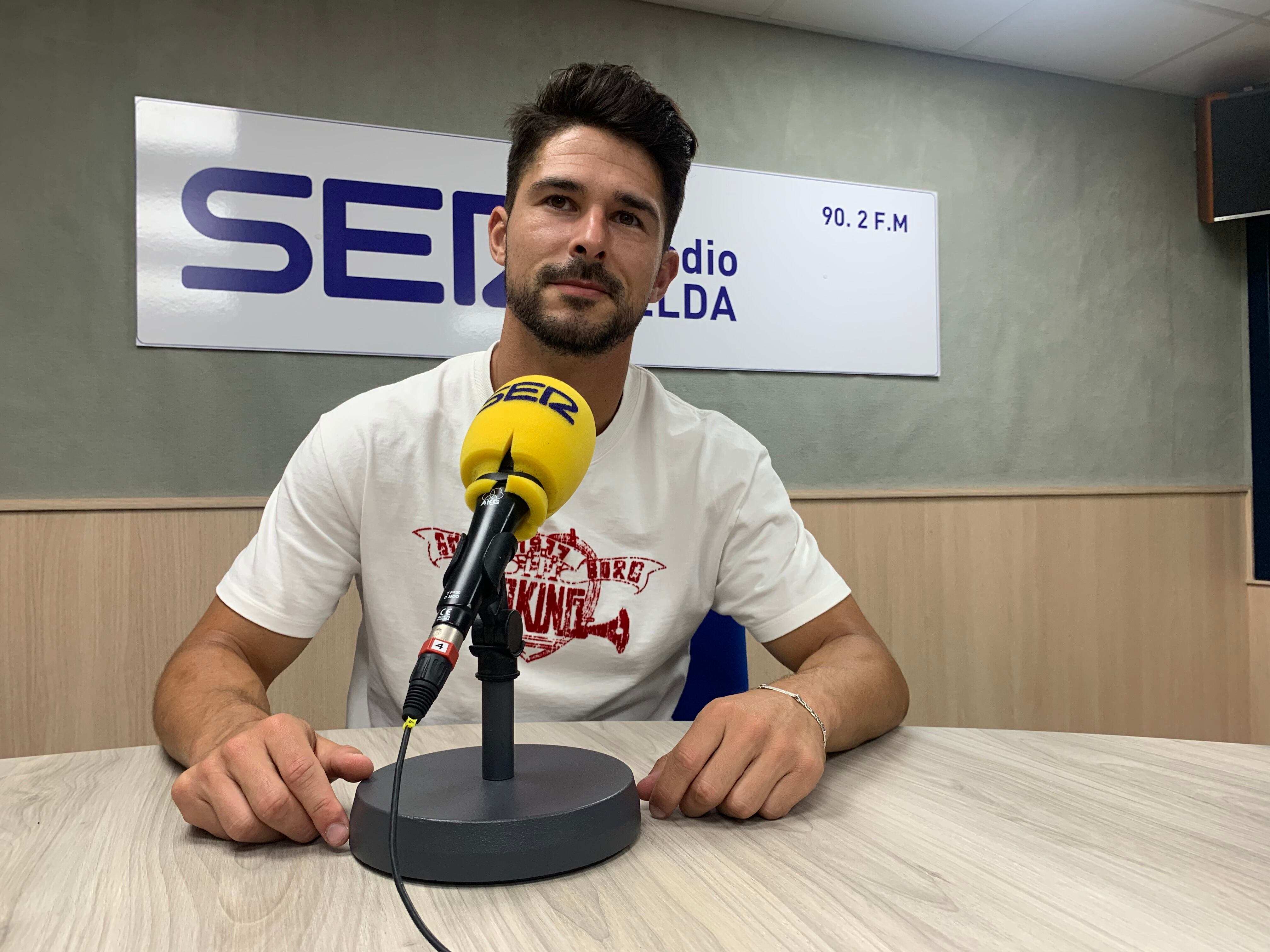 El futbolista de Elda, Juan Delgado en los estudios de Radio Elda - Cadena SER