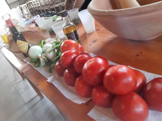 Ingredientes preparado antes del comienzo del majado del gazpacho