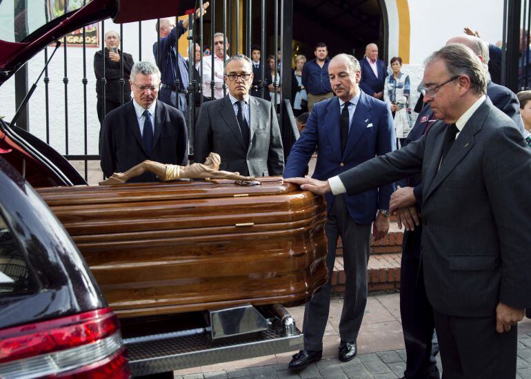 El exministro de Justicia, Alberto Ruiz Gallardón (i), yerno del fallecido José Utrera Molina, despide el féretro del que fuera ministro en la época franquista