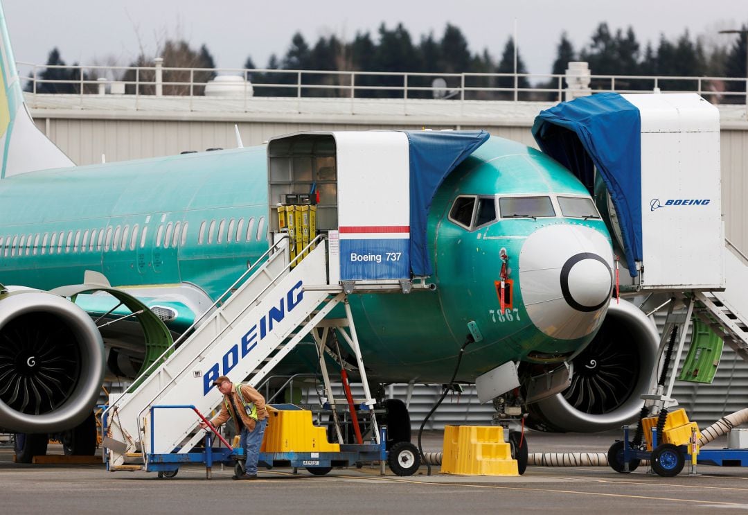 Un empleado trabaja cerca de Boeing 737.