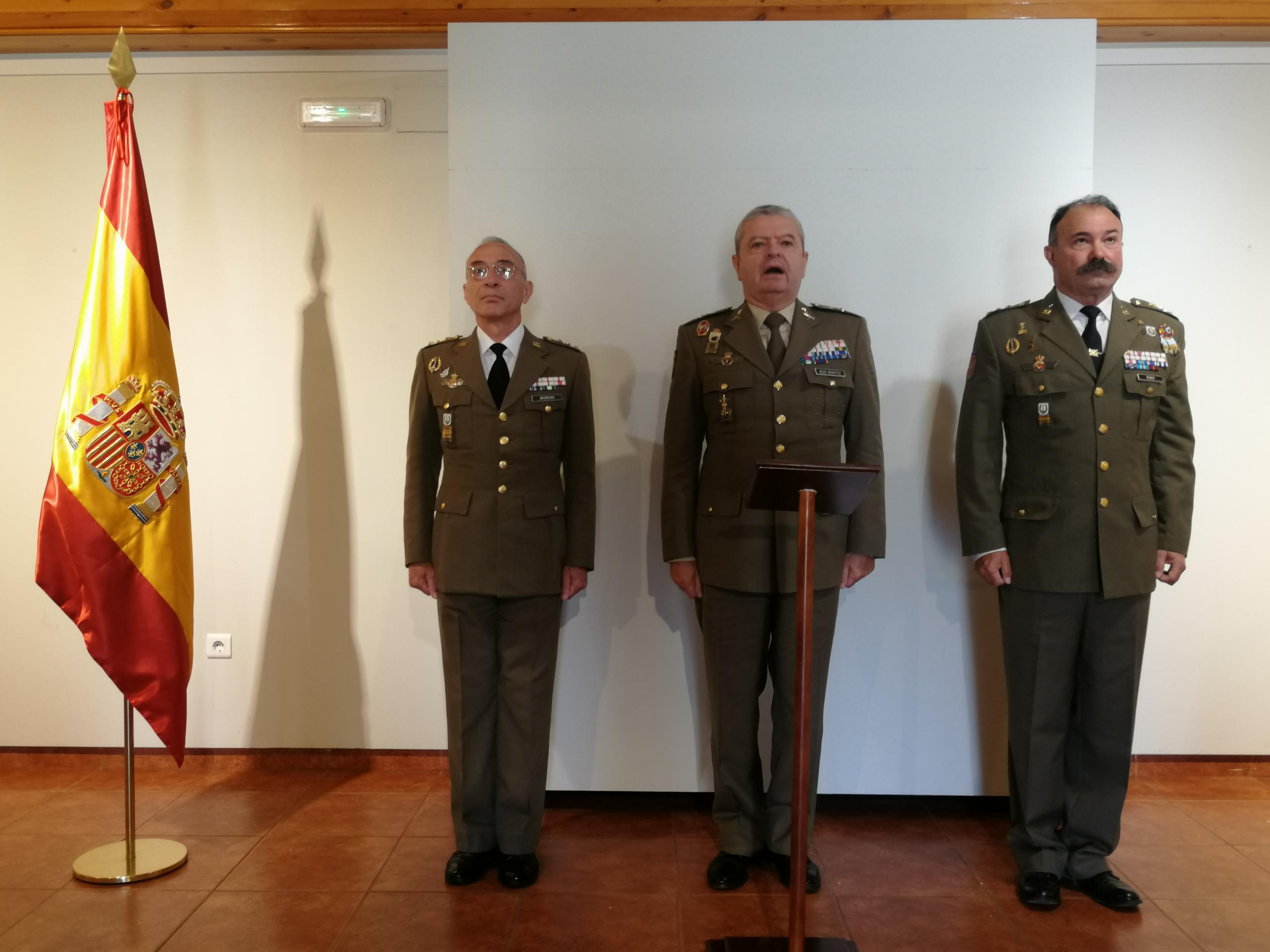 El coronel Joaquín Moreno (izq) en su toma de posesión junto al general de división Antonio Ruiz Benítez (centro) y su predecesor, el coronel Francisco Rubio