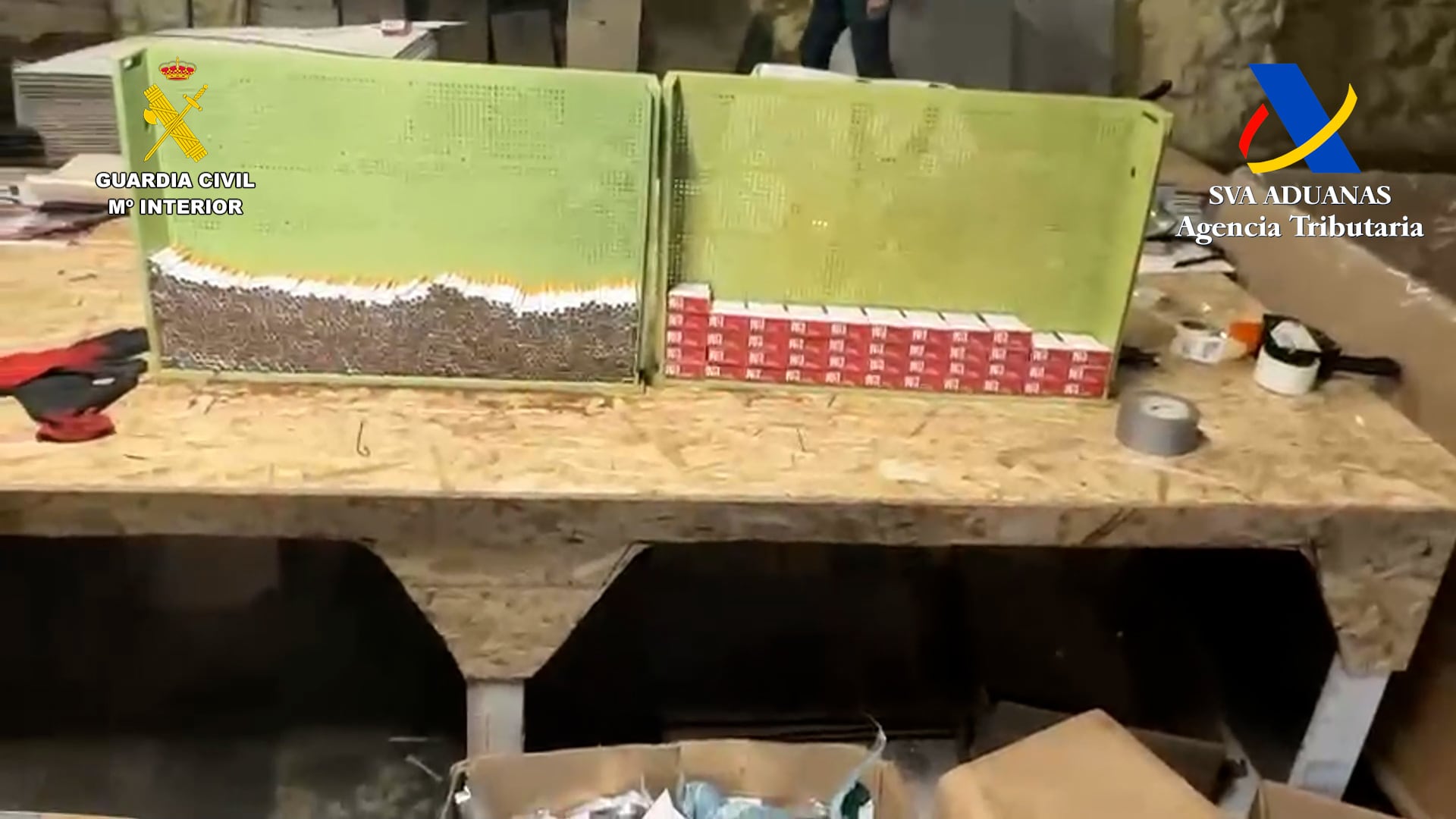 MÁLAGA (ANDALUCÍA), 07/08/2025.- La Guardia Civil, en colaboración con el Servicio de Vigilancia Aduanera de la Agencia Tributaria, han desarticulado una organización criminal a la que se le atribuye la instalación de fábricas ilegales de tabaco falsificado y de contrabando en Málaga y Córdoba y ha liberado a 18 personas de diferentes nacionalidades que trabajaban en condiciones infrahumanas y detenido a 21 personas. EFE/ Guardia Civil / Ministerio Del Interior SOLO USO EDITORIAL SOLO DISPONIBLE PARA ILUSTRAR LA NOTICIA QUE ACOMPAÑA (CRÉDITO OBLIGATORIO)