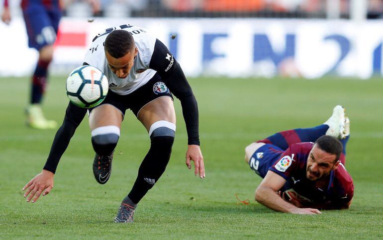 Rodrigo intenta escapar de Lombán, en una acción del partido