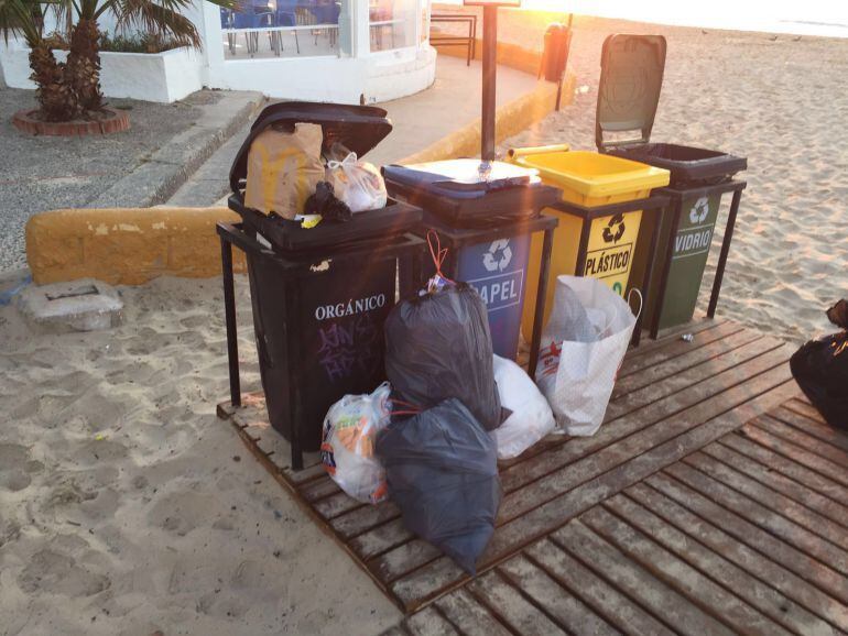 Imagen de algunos contenedores de basuras de las playas de Algeciras