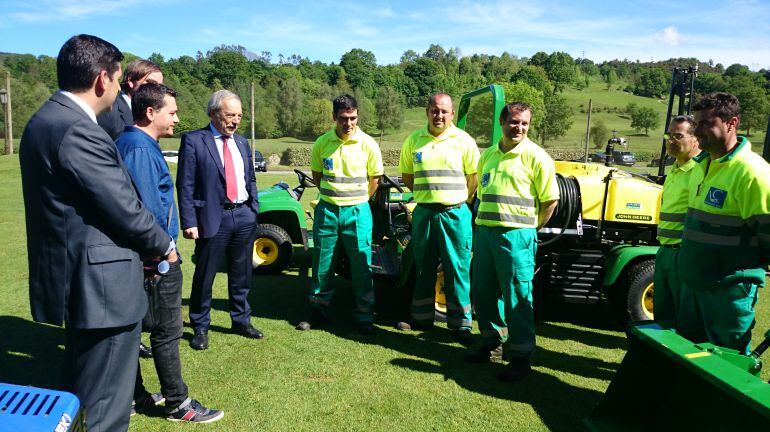 El alcalde de Oviedo, Wenceslao López, y el concejal delegado de Deportes, visitando el Campo de Golf de Las Caldas, en compañía de directivos y operarios de FCC y EULEN.