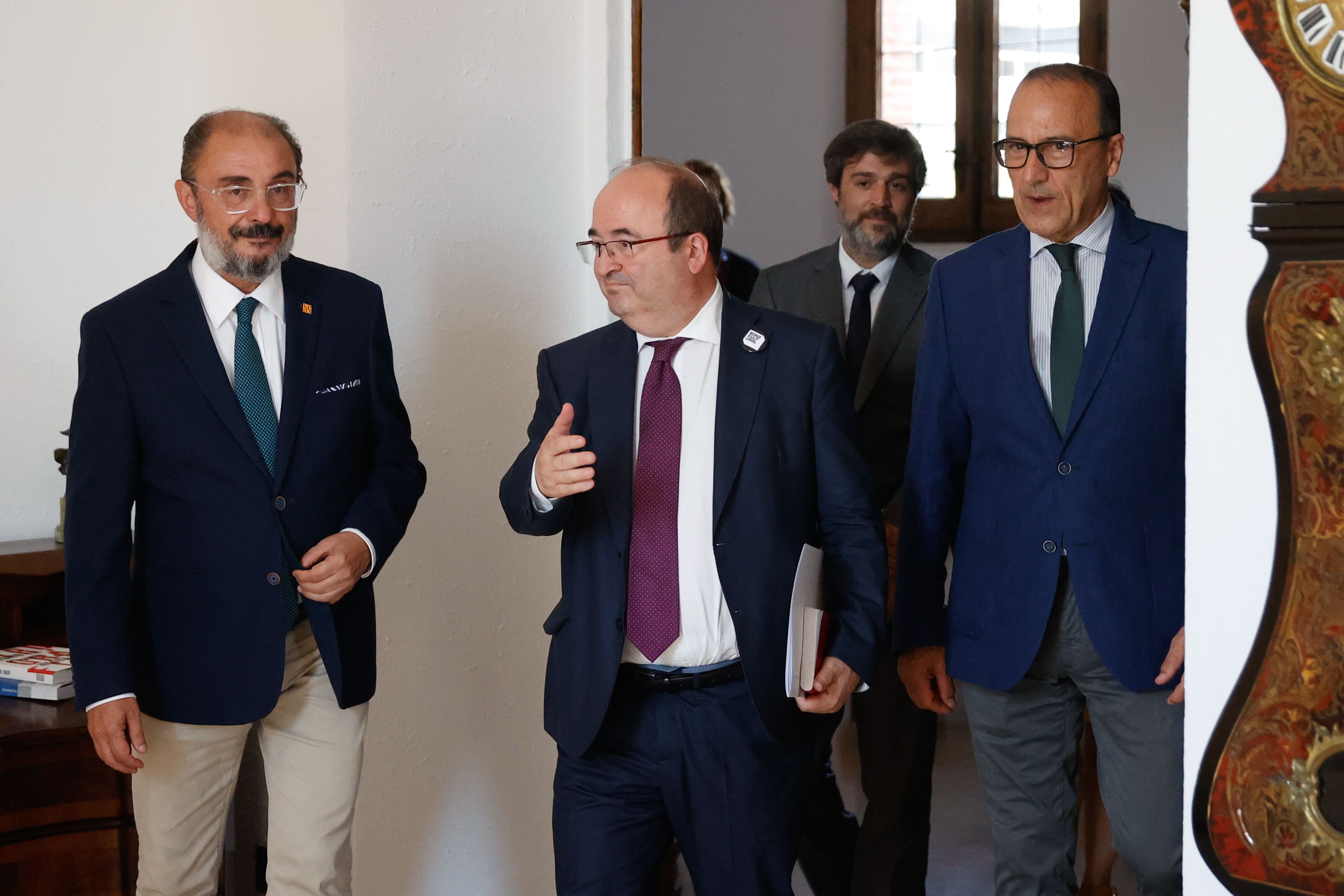 MADRID, 26/07/2022.- El ministro de Cultura y Deporte, Miquel Iceta (c), se reúne con el presidente de Aragón, Javier Lambán (i), y el consejero de Educación, Cultura y Deporte, Felipe Faci (d), en un encuentro en el que entre otros temas, se analiza la candidatura fallida con Cataluña para organizar los Juegos Olímpicos de Invierno de 2030, este martes en Madrid. EFE/ Mariscal