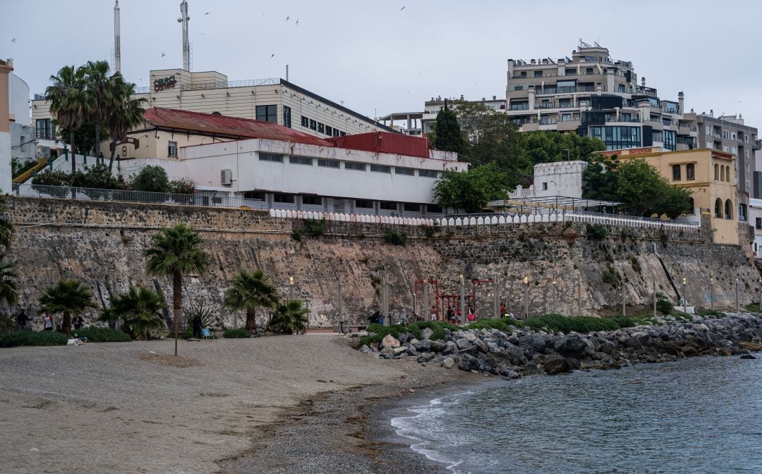 Dan una paliza y apuñalan a un menor de 17 años en la playa La Ribera de Ceuta.