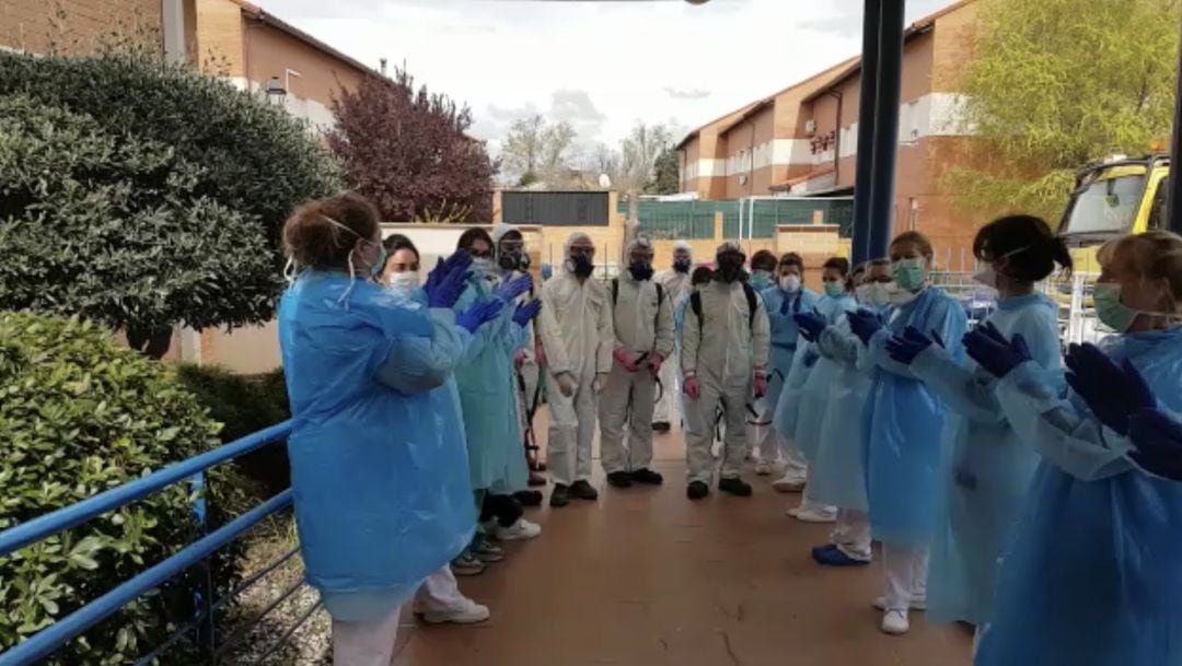 Trabajadoras de una residencia de mayores reconocen la labor de compañeros de Geacam