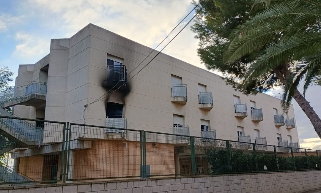 Imagen de uno de los laterales de la residencia de Moncada donde se ha desatado el tráfico incendio