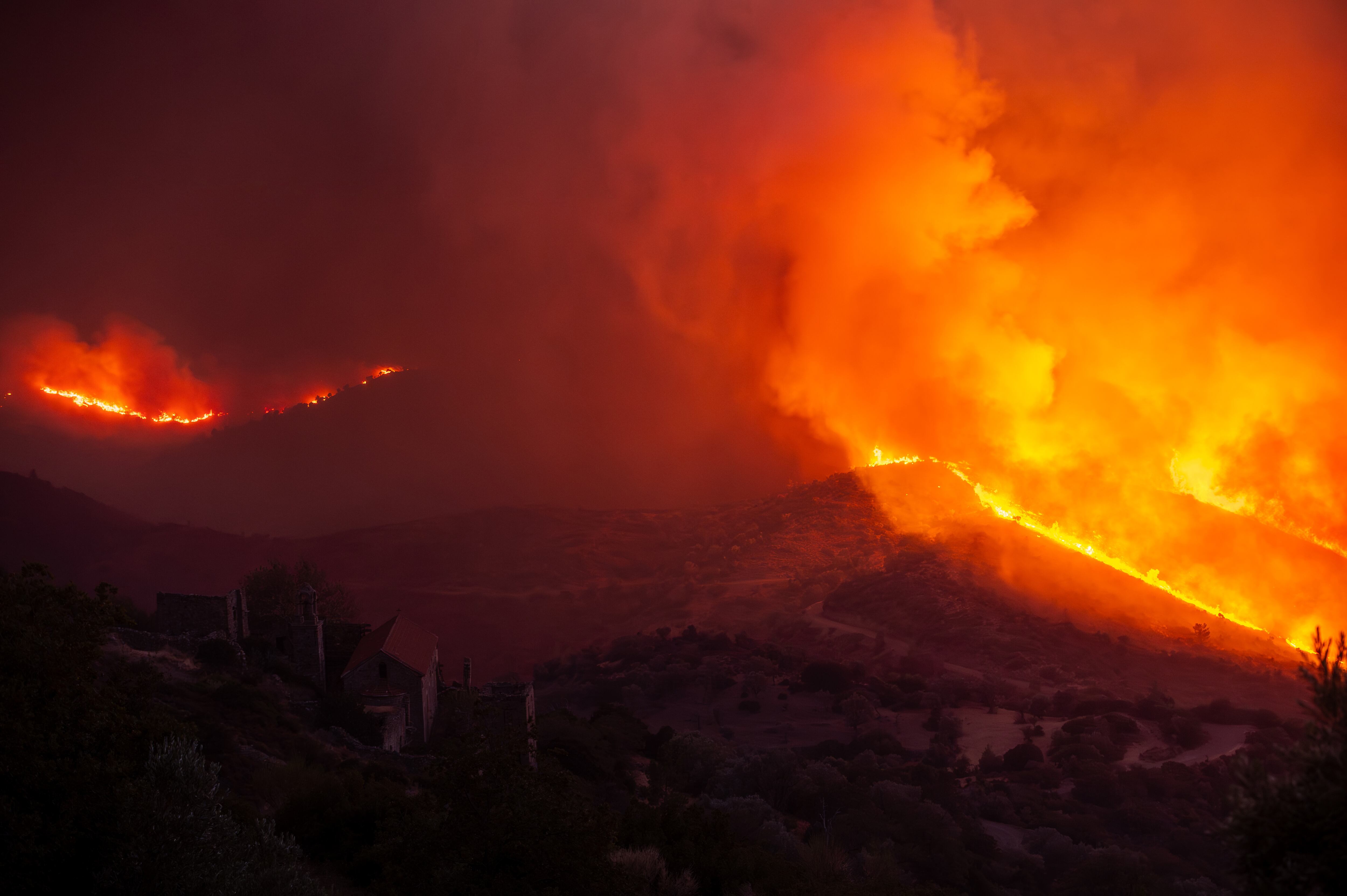 Una imagen de uno de los incendios que sufre Grecia, en la isla de Quíos