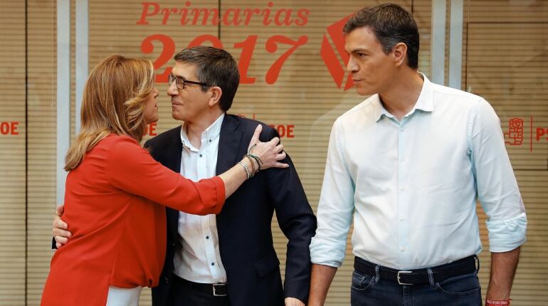 Los candidatos a la Secretaría General del PSOE, Susana Díaz (i) y Patxi López (c), se saludan en la sede del partido en la madrileña calle de Ferraz, en presencia de Pedro Sánchez (d), momentos antes del único debate de la campaña de las primarias.