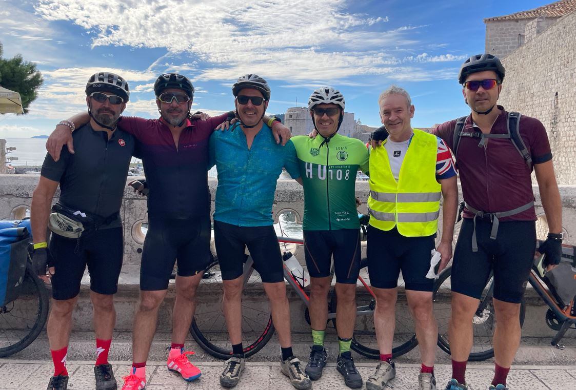 Roberto Castán, José Ramón Pistillo, Germán Navales, Joaquín Gracia, José Luis Zabala y Vicente Puyal recorrieron los Balcanes en bicicleta