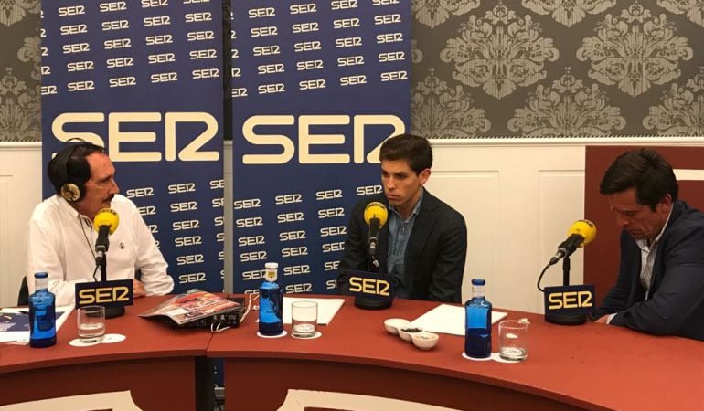 De izquierda a derecha, Manolo Molés, Ginés Marín y Eduardo Dávila Miura en las tertulias taurinas de Radio Sevilla desde el Hotel Gran Meliá Colón