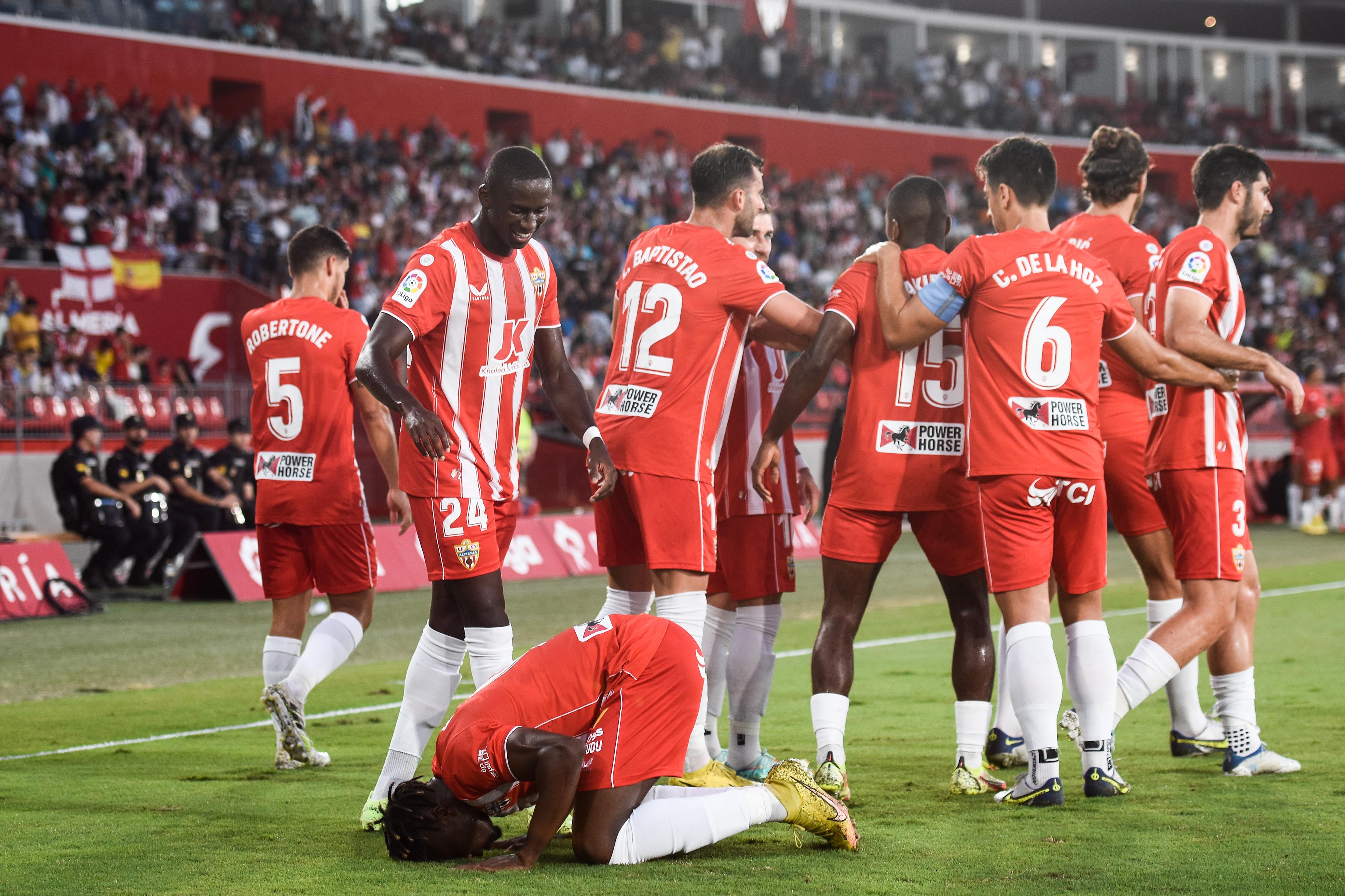 El Bilal Touré besando el césped después de marcar el segundo.