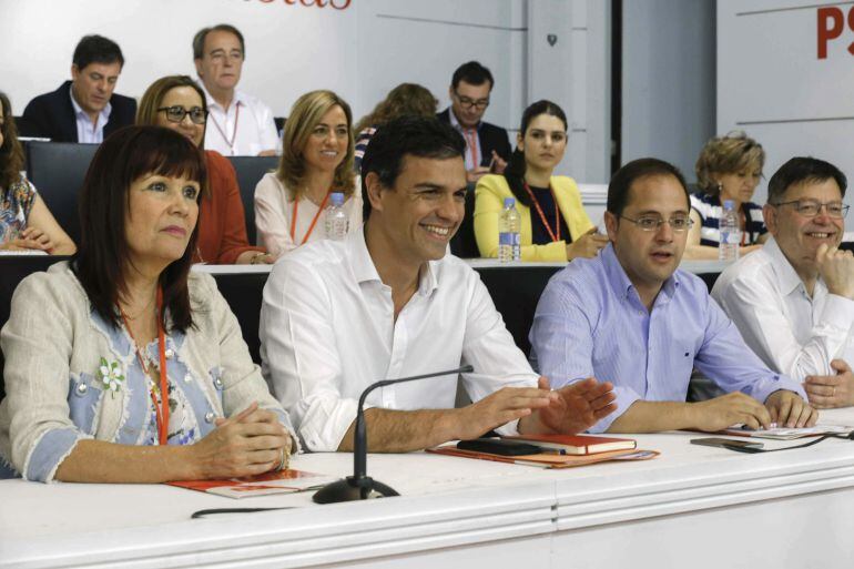 GRA047. MADRID, 30/05/2015.- El secretario general del PSOE, Pedro Sánchez (2i), la presidenta del partido, Micaela Navarro (i), el secretario de Organización y Acción Electoral, César Luena (2d), y el secretario de Reformas Democráticas, Ximo Puig (d), d