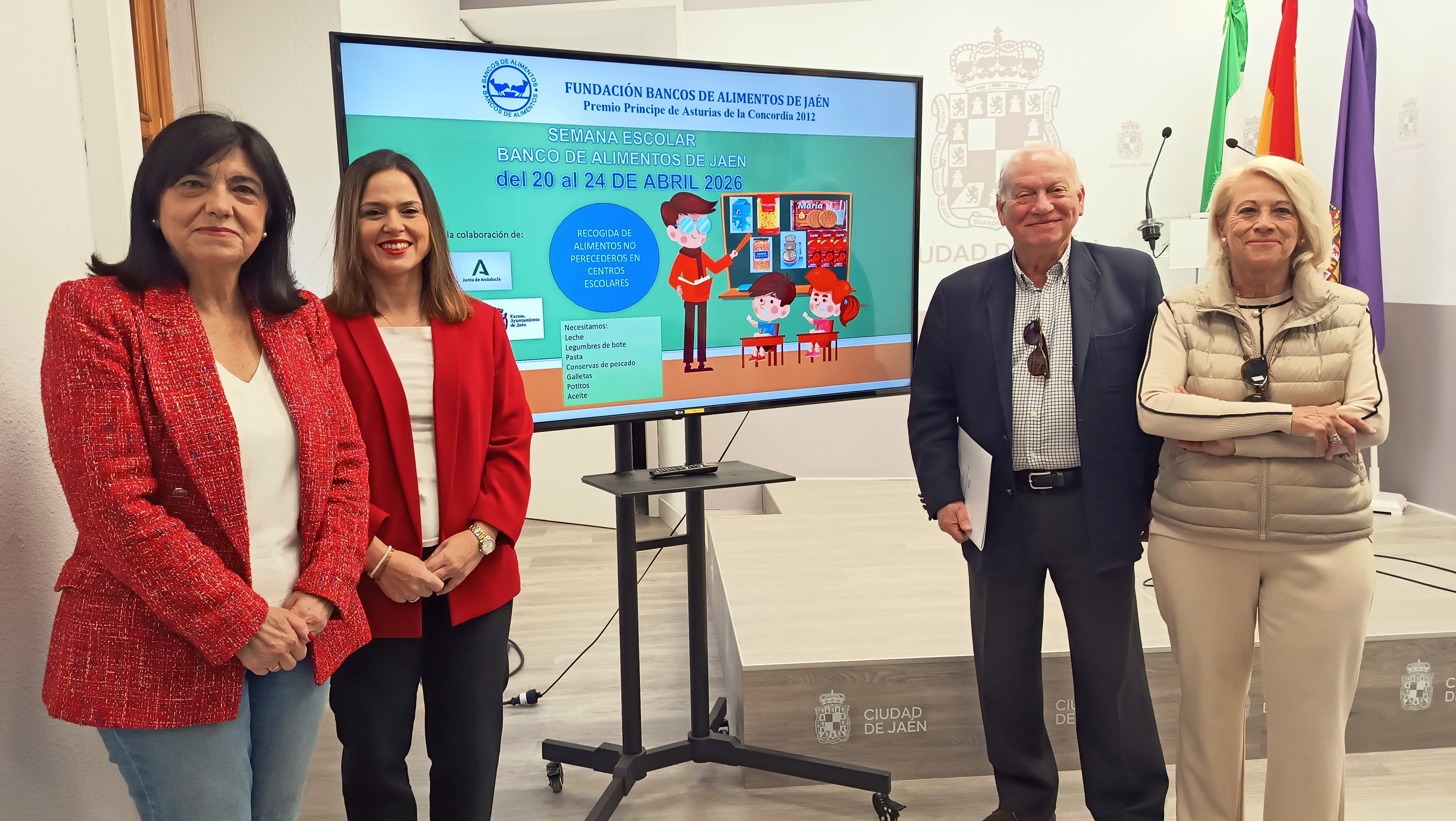 De izqda a dcha, la diputada del Área de Igualdad y Bienestar Social, Francisca Medina; la concejala de Asuntos Sociales, Ángeles Díaz, y el presidente del Banco de Alimentos de Jaén, Francisco Luque.