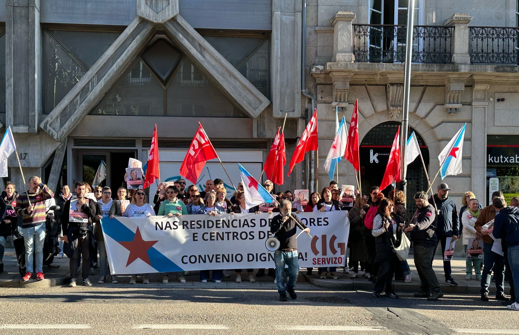 Protesta del personal de residencias y centros de día de la CIG en Vigo