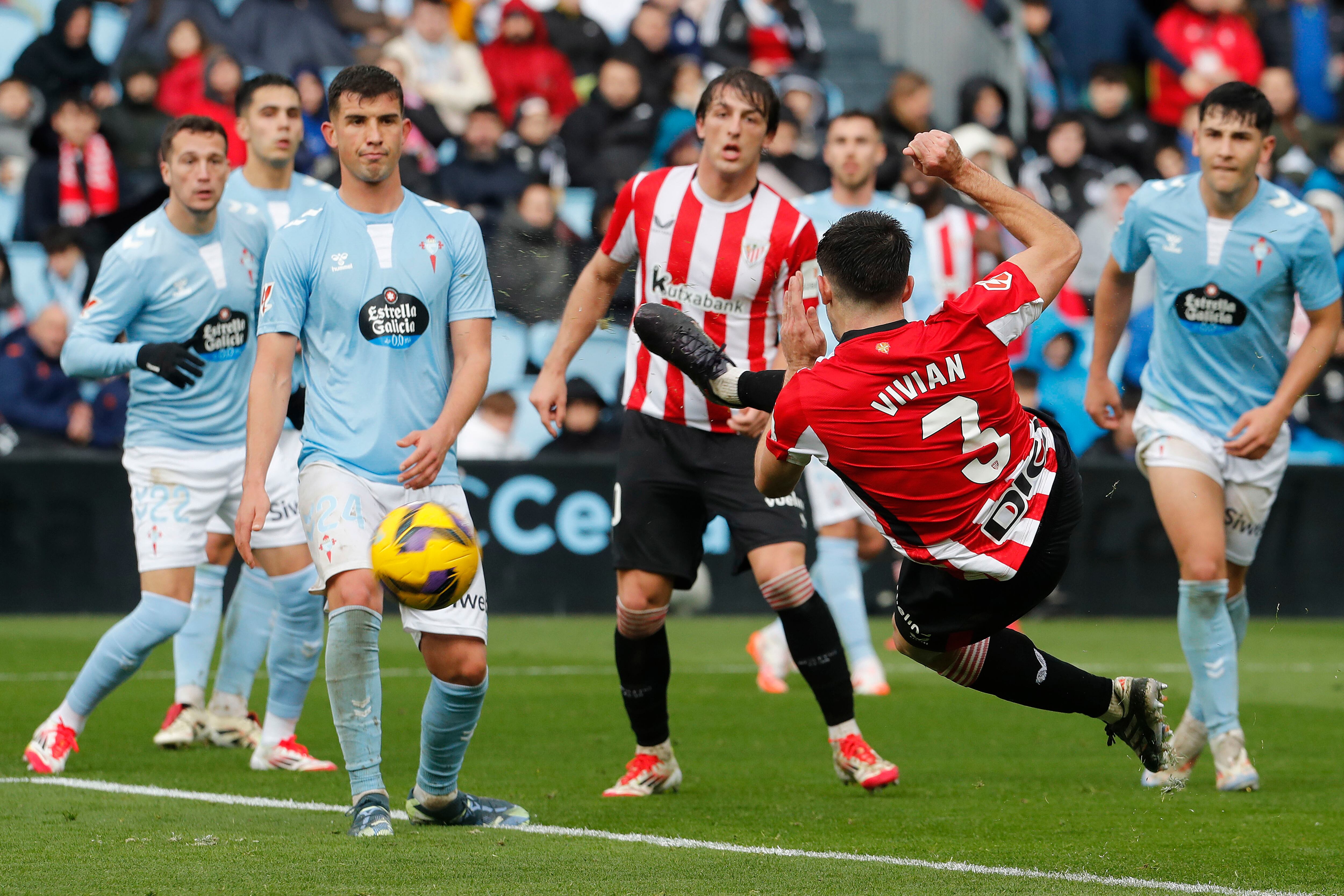 VIGO, 19/01/2025.- El defensa del Athletic Club de Bilbao Dani Vivian (d) anota un gol durante su partido de LaLiga EA Sports disputado este domingo en el estadio Balaidos de Vigo. EFE/ Salvador Sas
