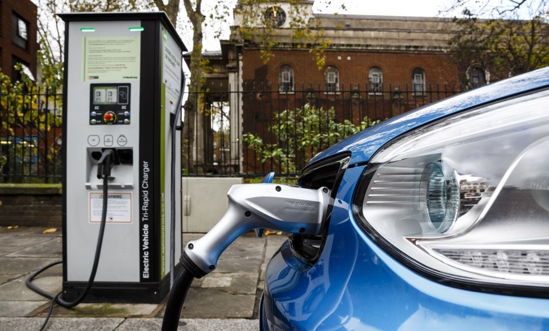 Un coche eléctrico repostando.