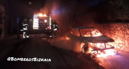 Imagen del incendio de un vehículo extinguido esta noche en Sukarrieta, seguido de los de Mundaka.