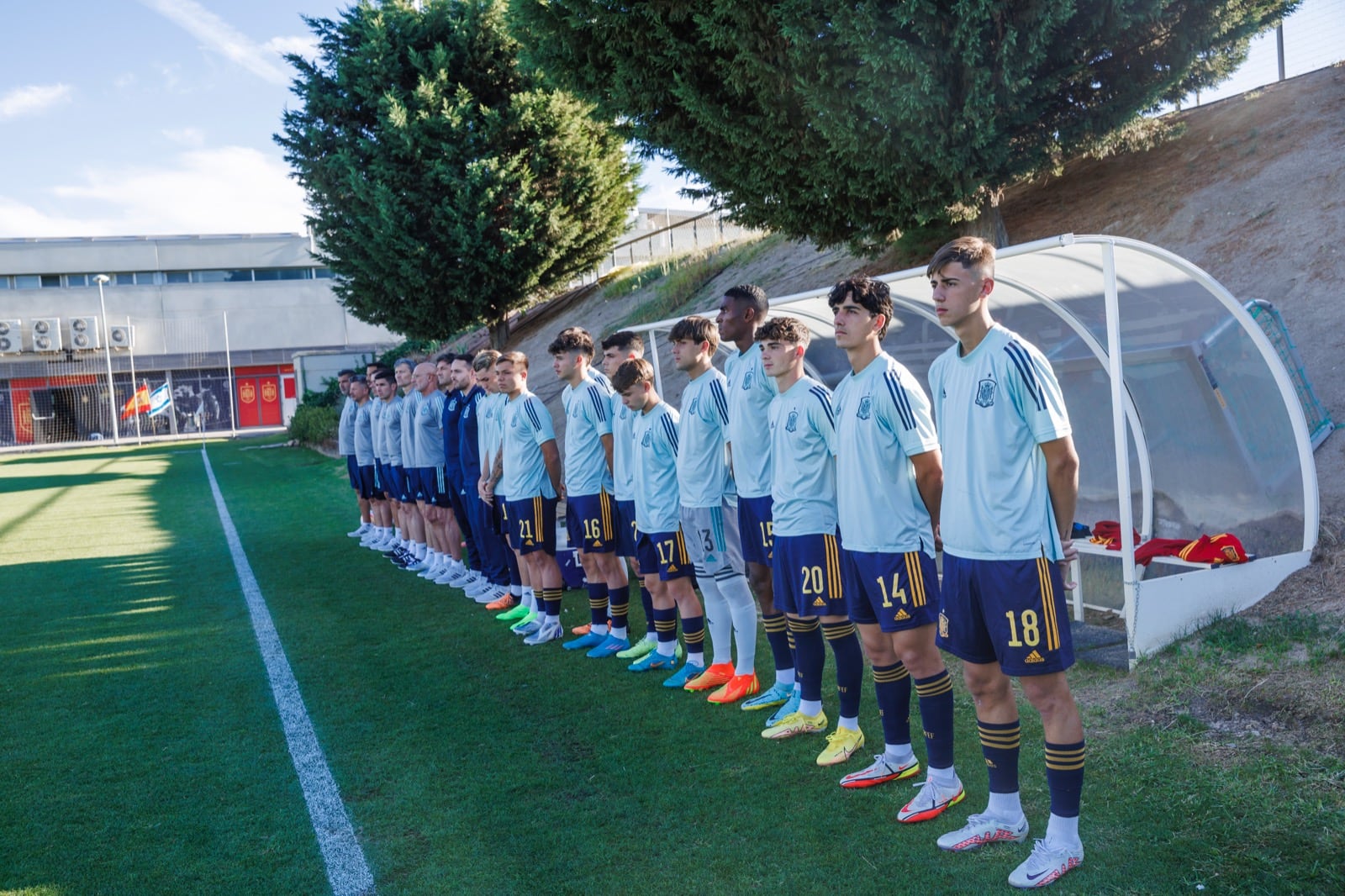 Hugo Anglada, segundo por la derecha, antes de comenzar el partido entre España e Israel