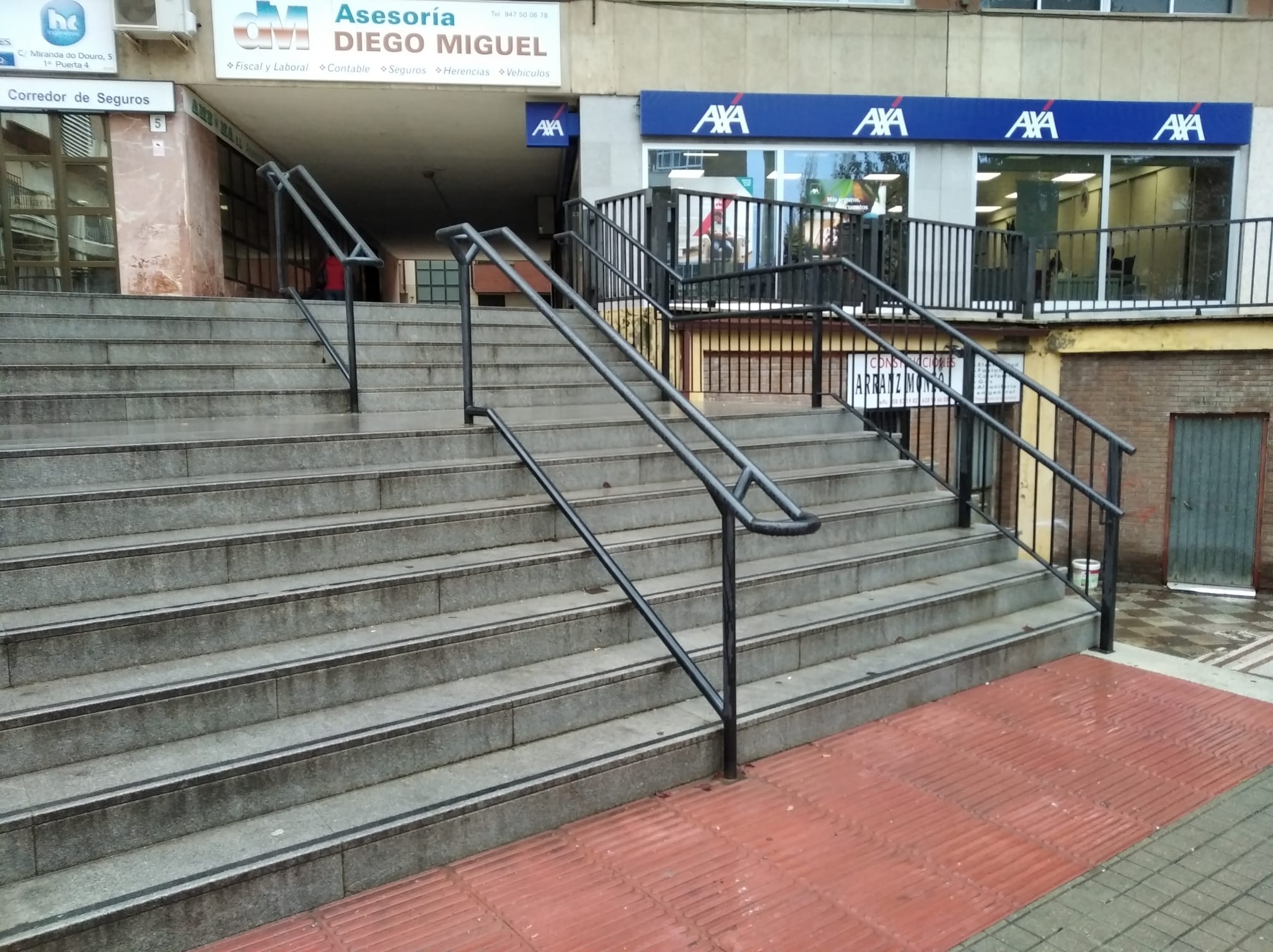 El Ayuntamiento alega que la pendiente de las escaleras hace inviable instalar una rampa