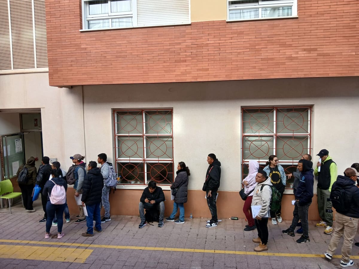 Más de 24 horas haciendo cola para obtener el informe de vulnerabilidad en Lorca