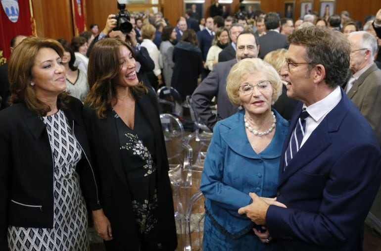 El presidente de la Xunta, Alberto Núñez Feijóo, saluda a su hermana Micaela, su novia Eva Cárdenas, y su madre Sira, tras la toma de posesión del cargo en el Parlamento de Galicia en Santiago de Compostela