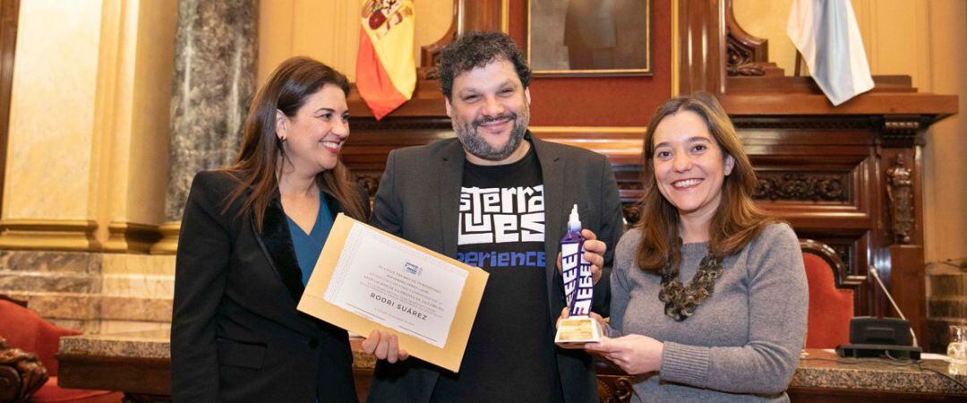 Doda Vázquez, presidenta de la Asociación de la Prensa, Rodri Suárez e Inés Rey