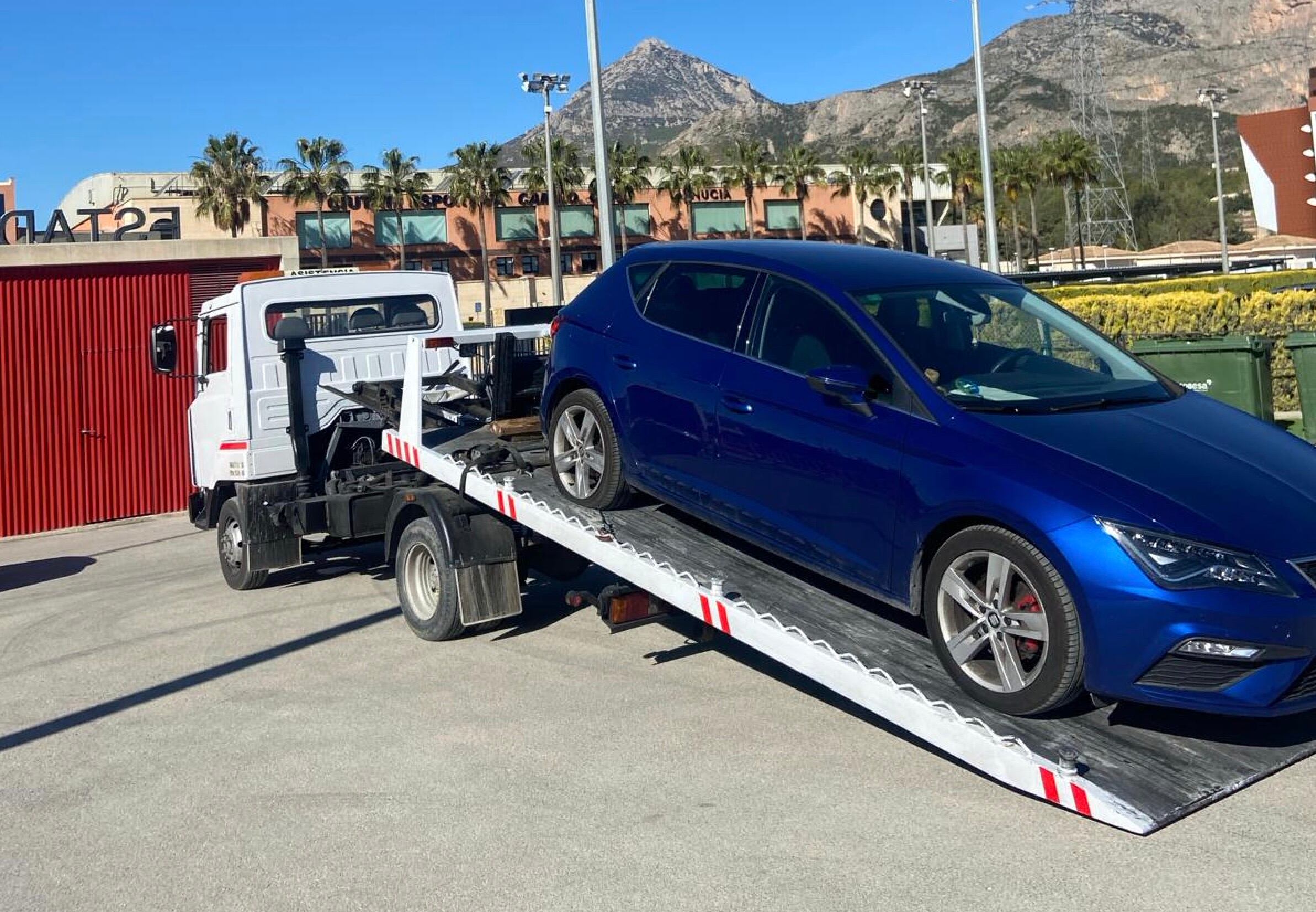 El coche de uno de los jugadores es retirado por la grúa