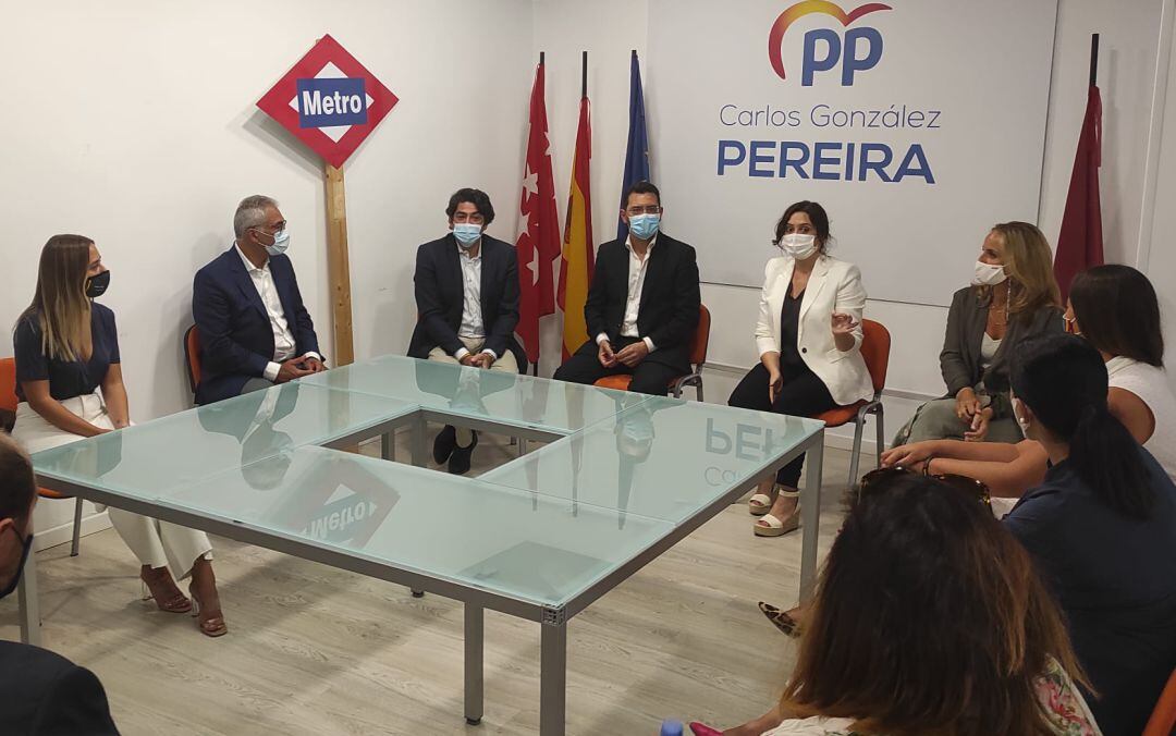 Isabel Díaz Ayuso se dirige a los portavoces del PP en el sur de Madrid como el getafense Carlos González Pereira (a su derecha) o la fuenlabreña Noelia Núñez (1i) este lunes en la sede de los populares en Getafe.