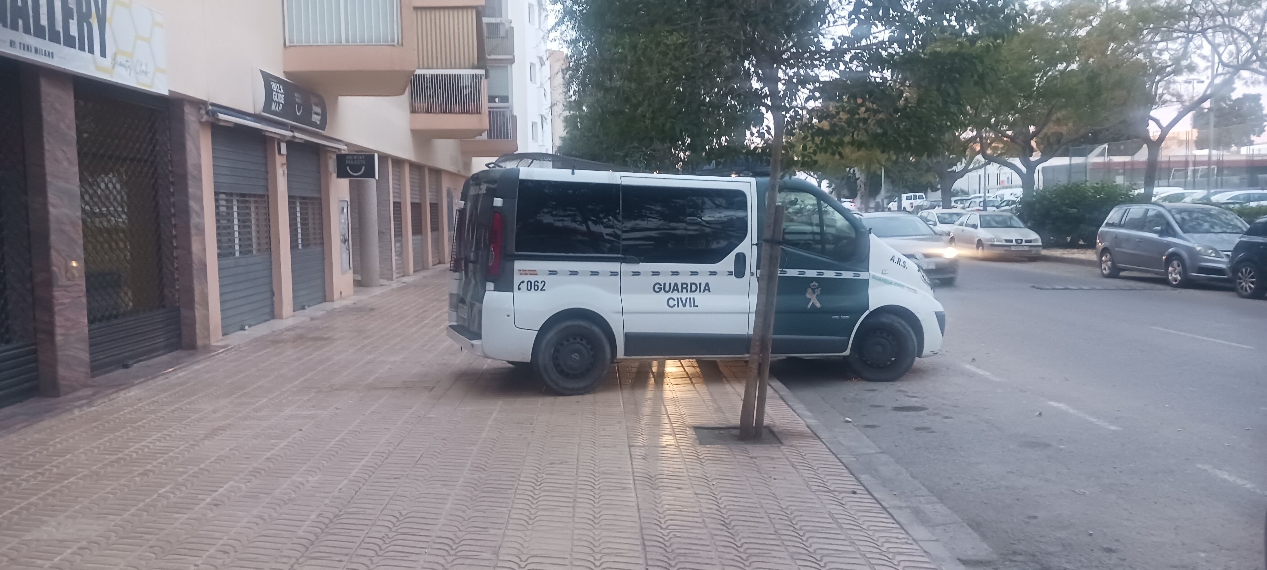 Furgoneta de la Guardia Civil delante del edificio que se registra en Vila