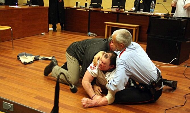 Imatge de l'incident a l'Audiència de Girona, quan un acusat va agredir el fiscal