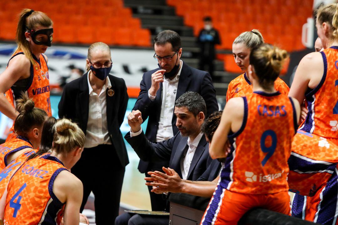 Rubén Burgos da instrucciones a las chicas de Valencia Basket