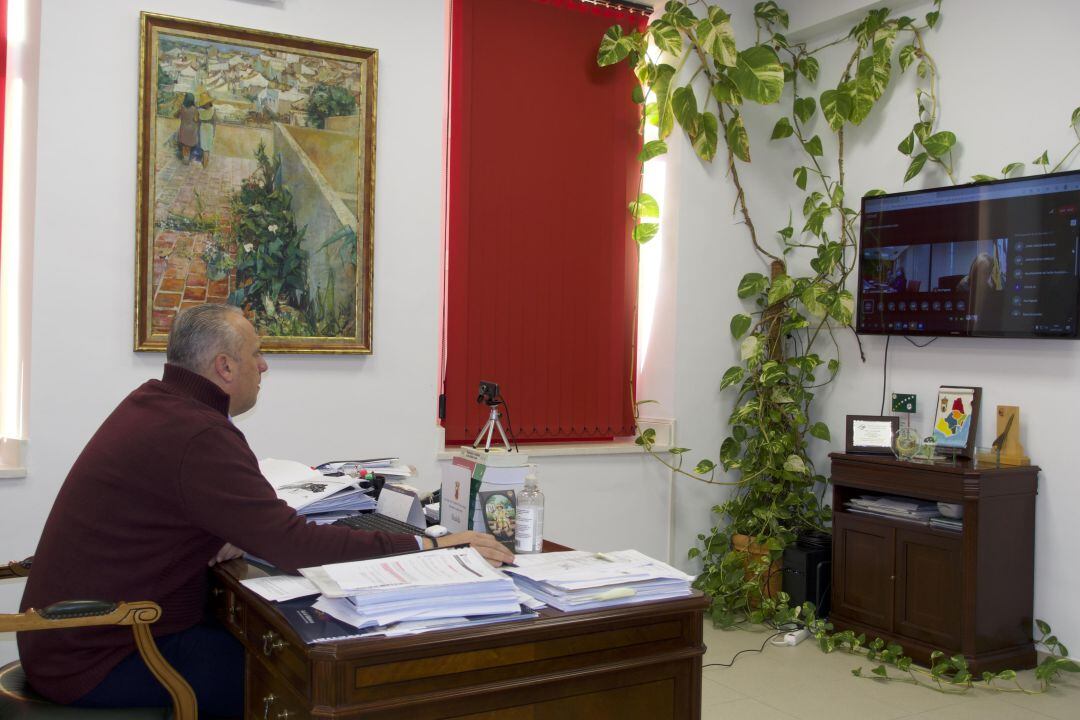 El alcalde de San Roque, Juan Carlos Ruiz Boix, durante la reunión de alcaldes con la delegada territorial de Salud, Isabel Paredes.