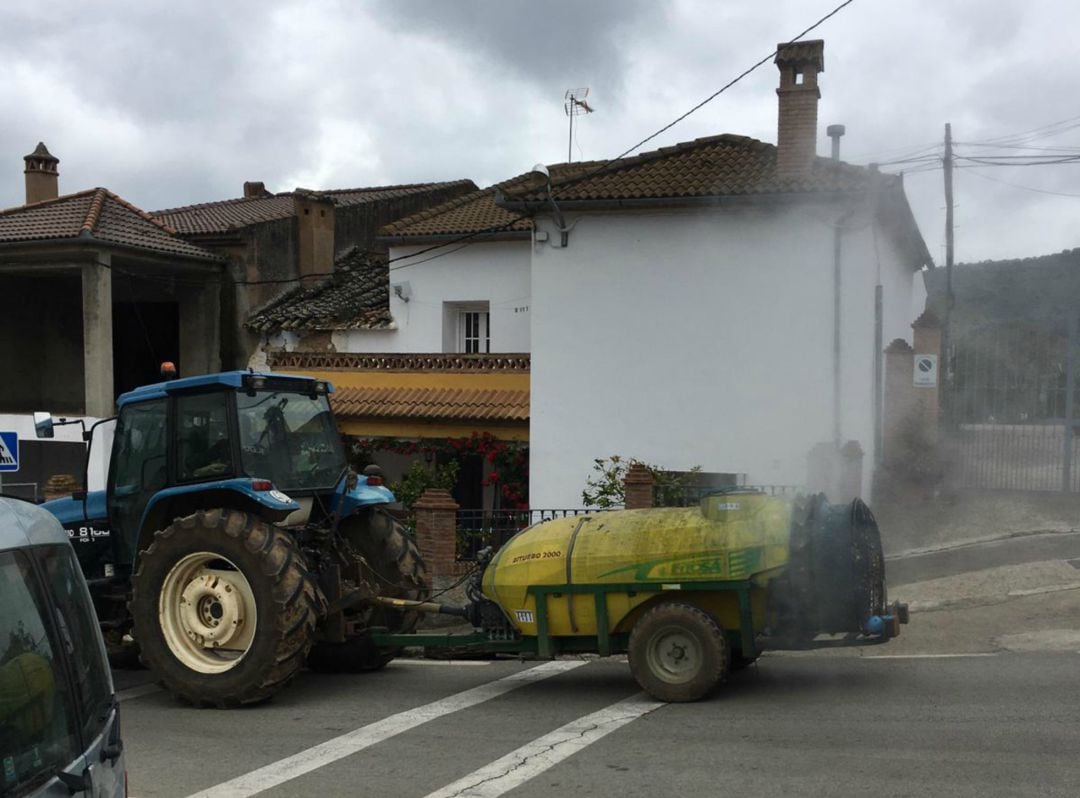 Varios tractoristas se han vuelto a unir de manera voluntaria a las tareas de desinfección 