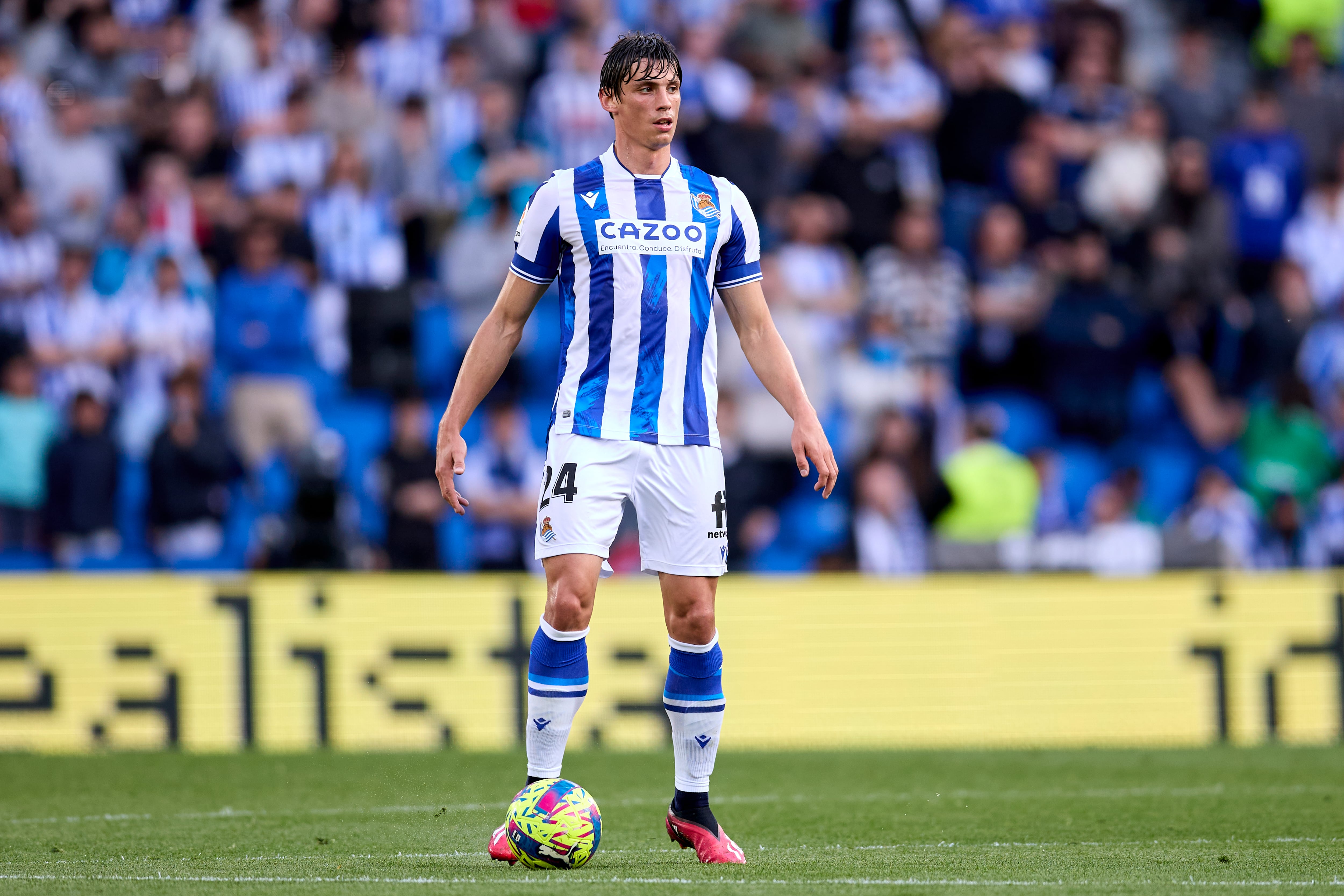 Robin Le Normand controla el balón durante un partido de la Real Sociedad en San Sebastián