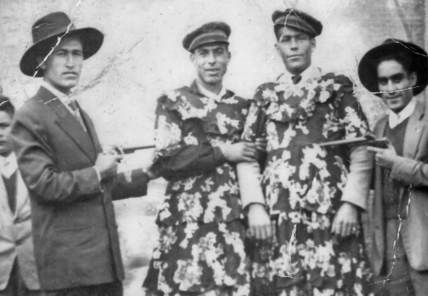 Retrato de varios hombres disfrazados. Casas de Benitez (Cuenca). Años 30.