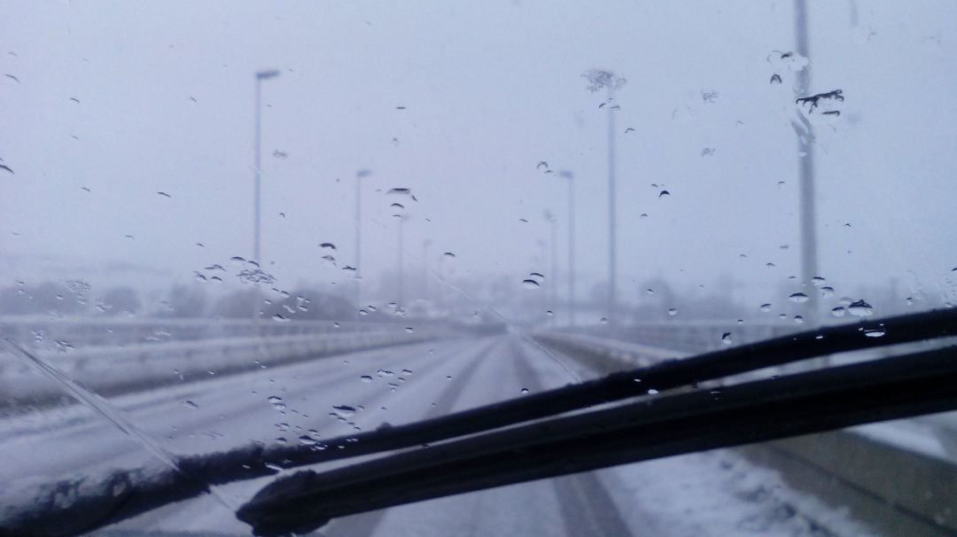 La nieve dificulta ya la circulación por varios puertos de la red secundaria, con el de Lunada cerrado al tráfico desde el domingo.