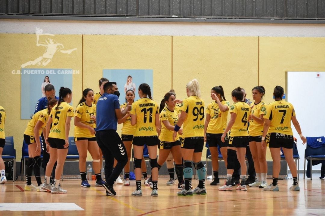 El cuerpo técnico dando instrucciones a las jugadoras del Lanzarote Puerto del Carmen en la cancha del Salud Tenerife.