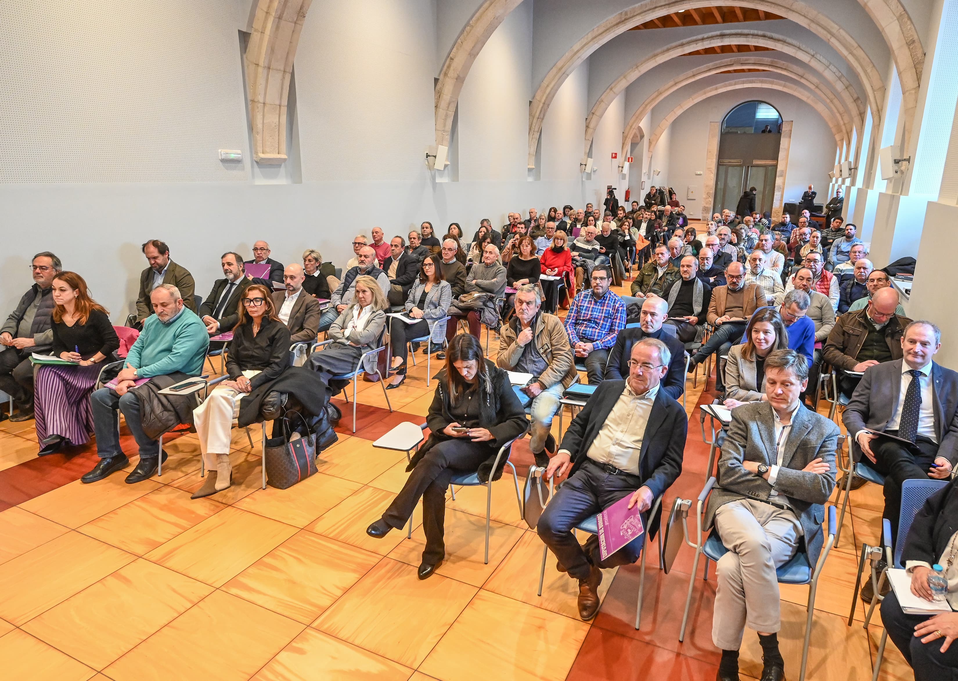 Más de 80 alcaldes y alcaldesas estaban invitados por la diputación de Burgos  para hablar de vivienda rural