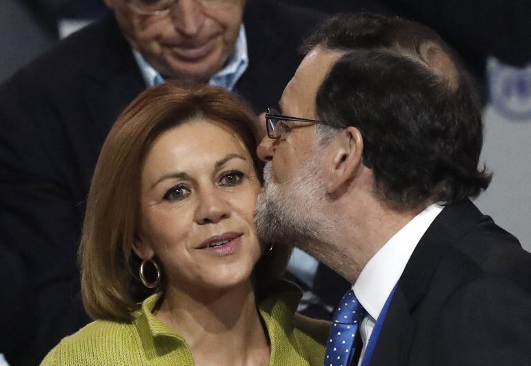 El presidente del Gobierno y del partido Popular, Mariano Rajoy felicita a la secretaria general del PP, María Dolores de Cospedal, durante la clausura del XVIII Congreso nacional del partido que se celebra en la Caja Mágica