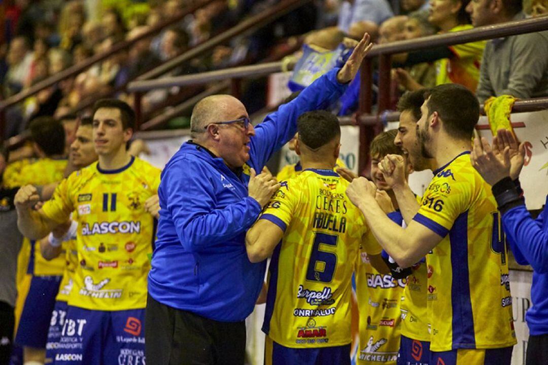 El entrenador asturiano del Villa de Aranda, Alberto Suárez, celebra con sus jugadores uno de los buenos momentos en el Príncipe de Asturias.